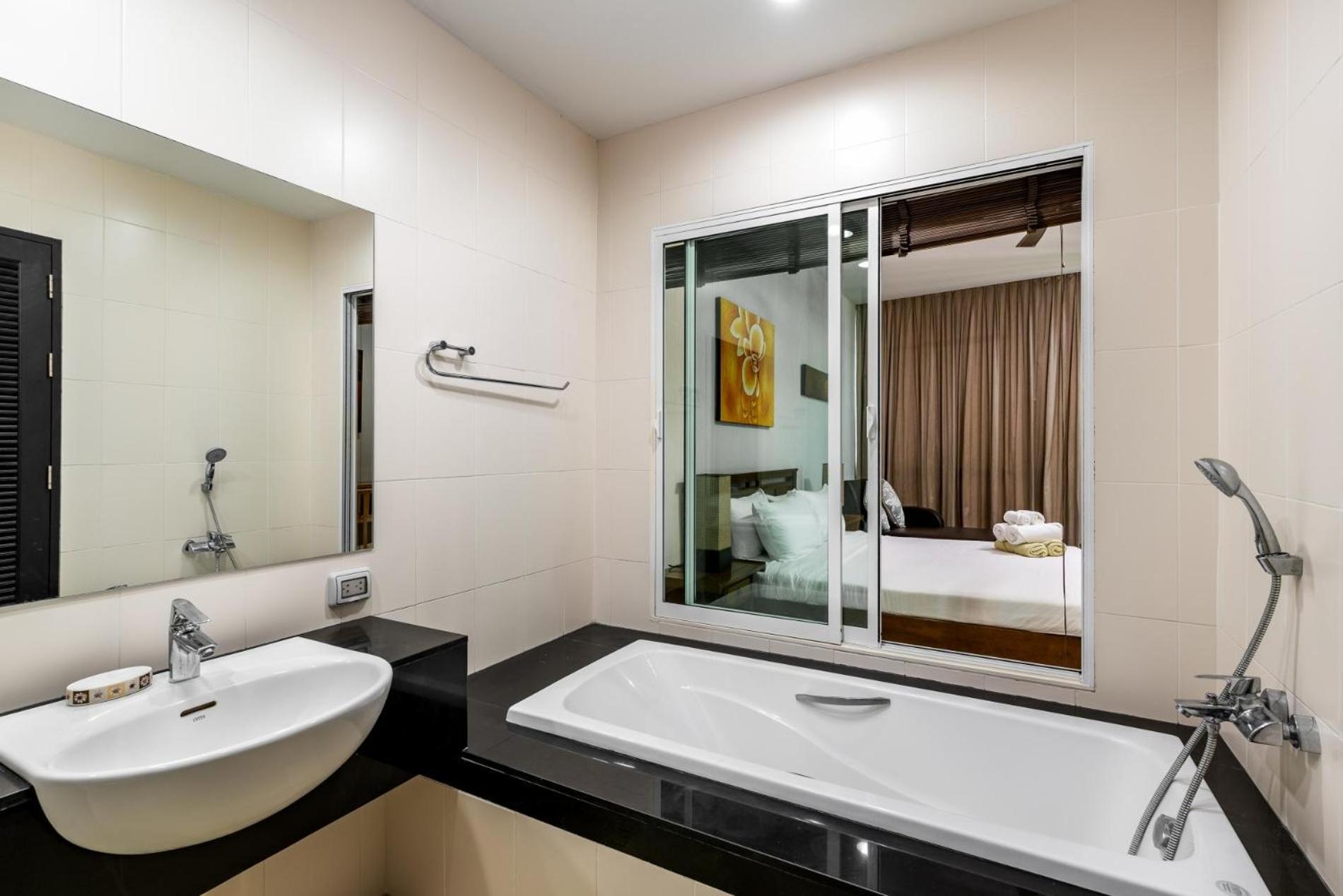 Veloche 2 Bedroom Apartment With Seaview Karon Dış mekan fotoğraf